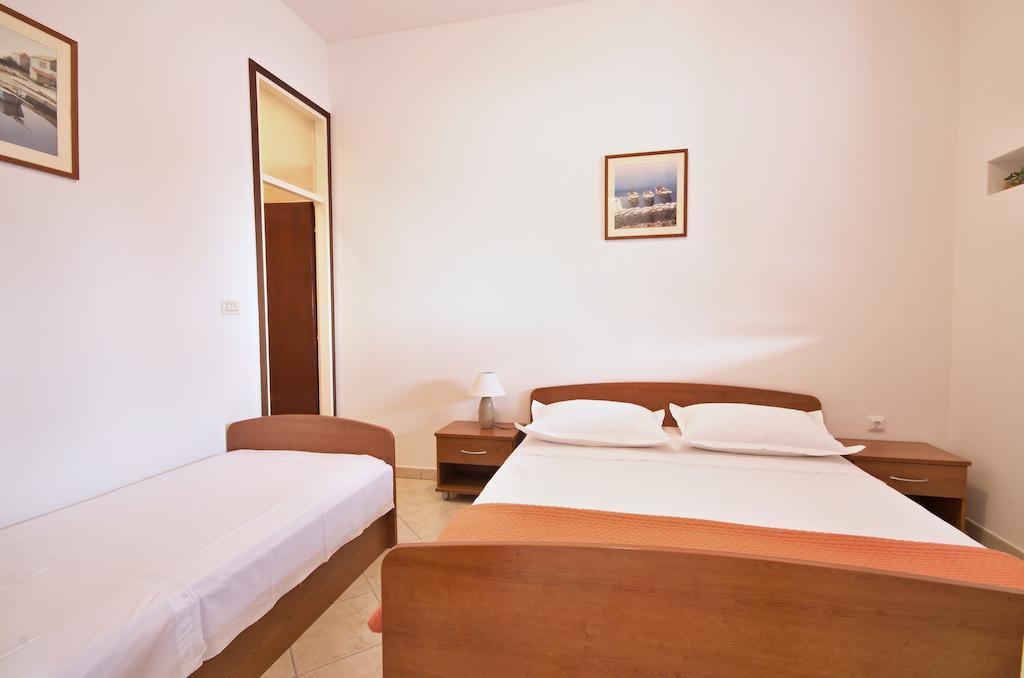 Apartment Zara 2 With Boat Place Mimice Room photo