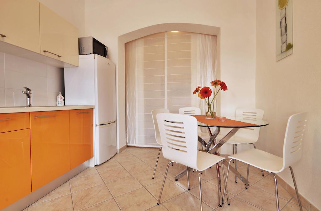 Apartment Zara 2 With Boat Place Mimice Exterior photo