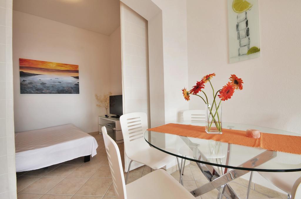 Apartment Zara 2 With Boat Place Mimice Exterior photo