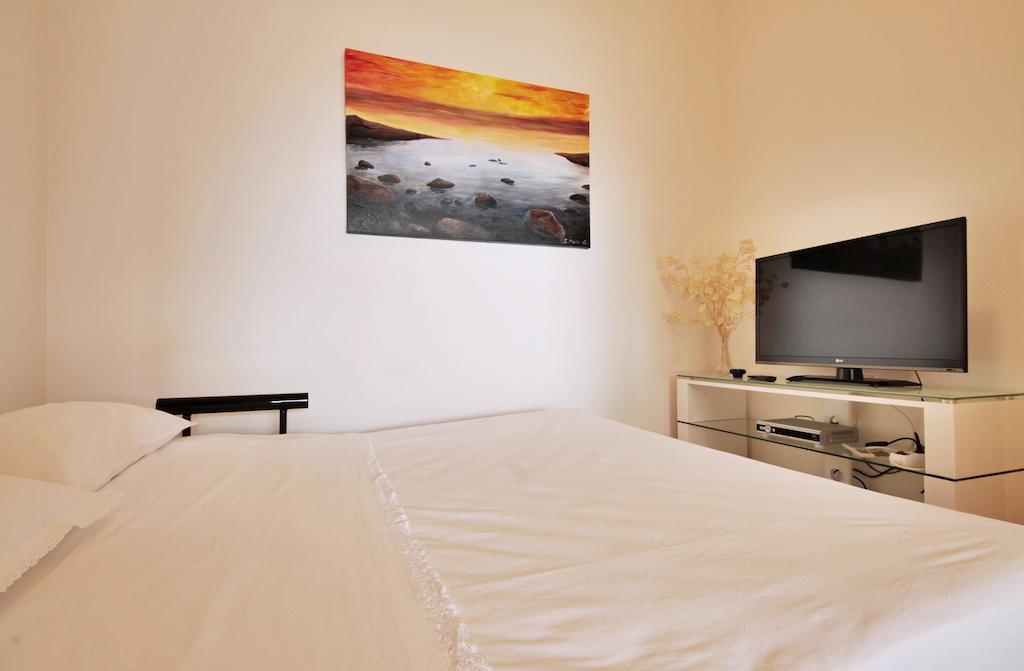 Apartment Zara 2 With Boat Place Mimice Exterior photo